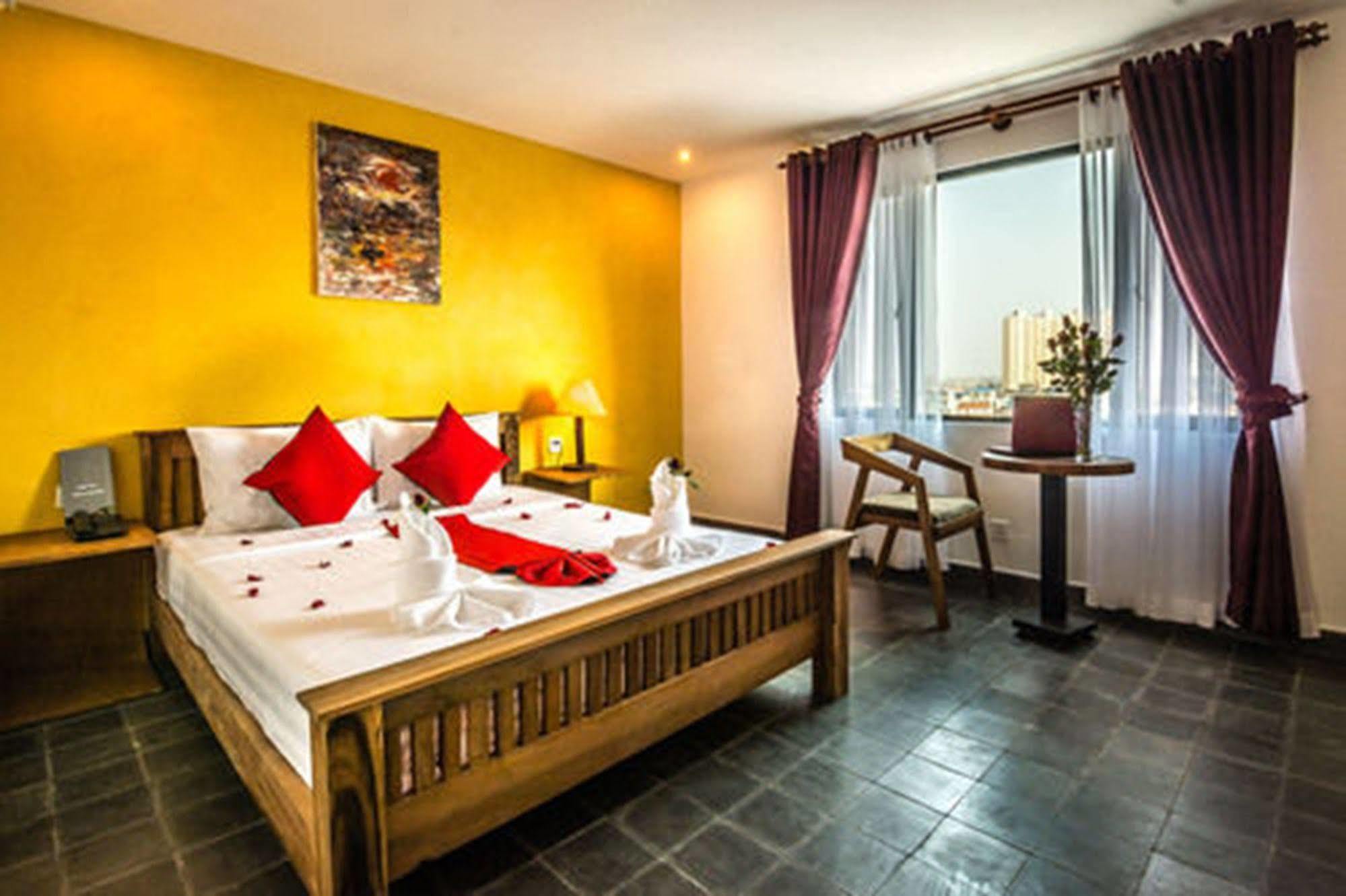 Diamond Palace Resort & Sky Bar Пном Пен Екстериор снимка